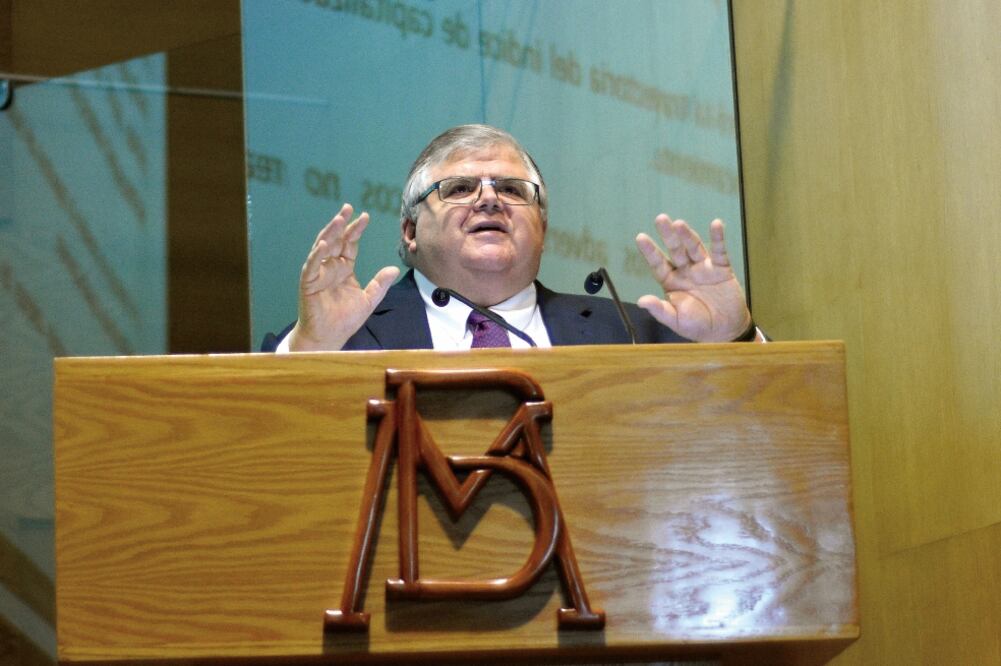 Agustín Carstens, gobernador del Banco de México, aseguró que se ha avanzado en fortalecer los fundamentales macroeconómicos para que los acontecimientos políticos no a fecten (ALONSO ROMERO. REUTERS)