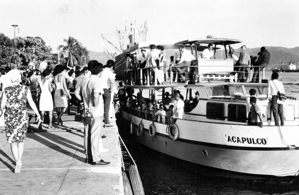 La embarcación “Acapulco” llena de turistas a la orilla del puerto, imágen tomada en 1968. Foto: Archivo EL UNIVERSAL.