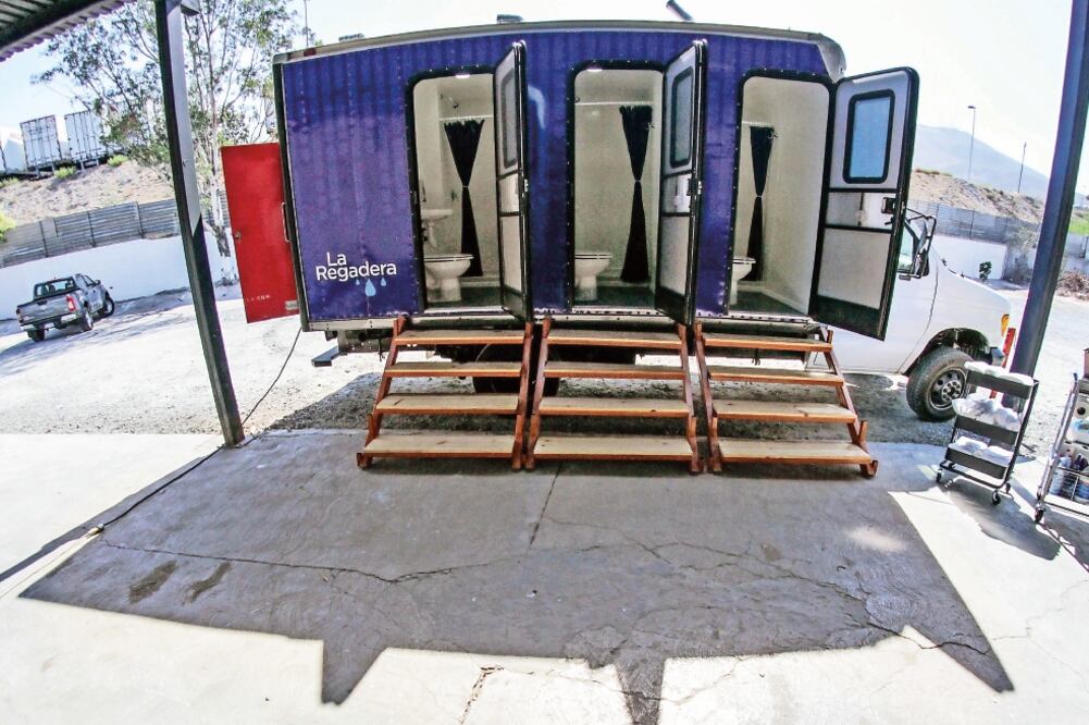 El proyecto consiste en la caja de una Cargo Van que antes exportaba mercancía de una agencia aduanal y ahora se transformó en tres baños completos; mide alrededor de siete pies de largo y cuatro de ancho. Foto: JOEBETH TERRÍQUEZ. EL UNIVERSAL