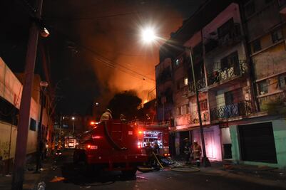 Controlan incendio en Tepito; sospechan de jóvenes que jugaban con cohetes