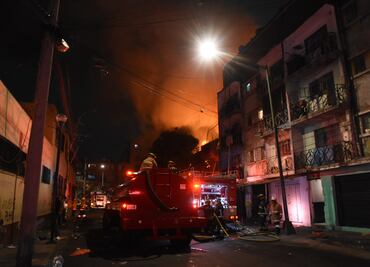 Controlan incendio en Tepito; sospechan de jóvenes que jugaban con cohetes