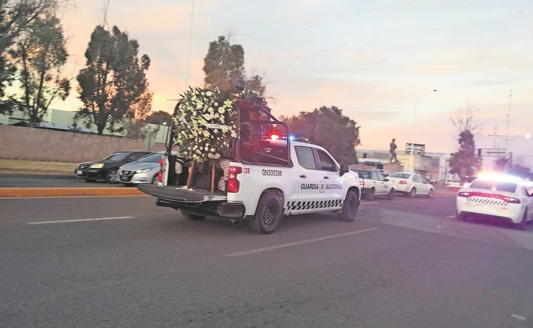 Elementos de la Guardia Nacional trasladaron algunas coronas funerarias en honor a su coordinador, abatido en un operativo.Foto: Especial