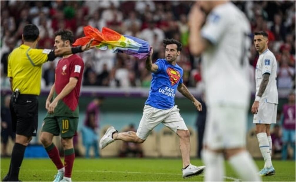 Manifestante salta a la cancha con bandera LGBT