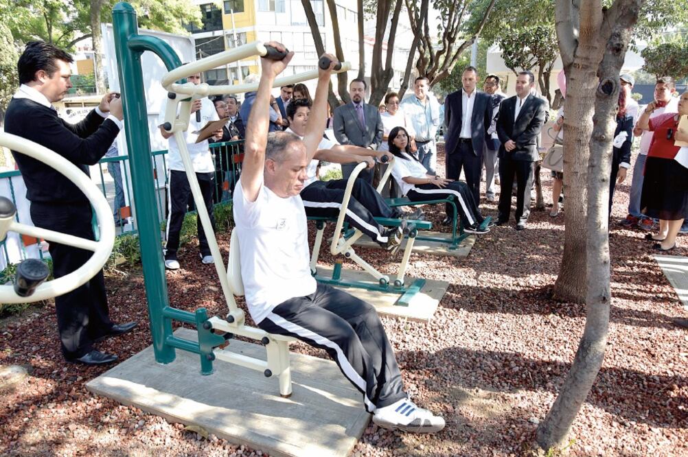 Los gimnasios urbanos se conforman por 11 aparatos de ejercicios de uso libre, que sirven para fortalecer los principales grupos musculares, así como mejorar las capacidades cardio-respiratorias de forma organizada y sistemática (ESPECIAL)