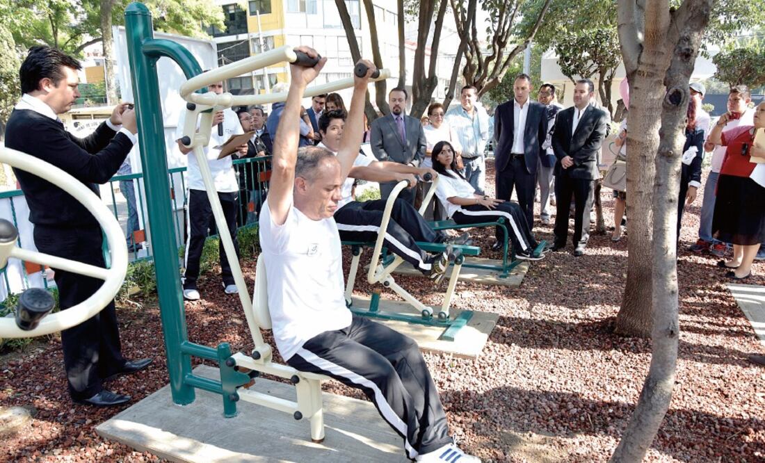 Los gimnasios urbanos se conforman por 11 aparatos de ejercicios de uso libre, que sirven para fortalecer los principales grupos musculares, así como mejorar las capacidades cardio-respiratorias de forma organizada y sistemática (ESPECIAL)