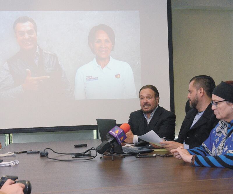 Los activistas Liliana Flores Benavides, Gilberto Marcos y Juan Manuel Ramos recordaron que en julio pasado presentaron una denuncia ante la Fiscalía Anticorrupción por las anomalías con la suegra de El Bronco. 