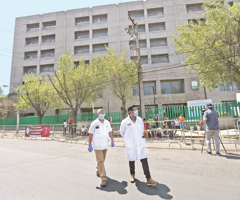 Los elementos sanitarios deben cambiarse el uniforme antes de salir del hospital y colocarlo en una bolsa de plástico, señaló el IMSS. ARCHIVO EL UNIVERSAL