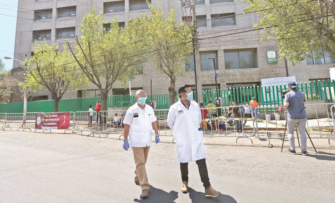 Los elementos sanitarios deben cambiarse el uniforme antes de salir del hospital y colocarlo en una bolsa de plástico, señaló el IMSS. ARCHIVO EL UNIVERSAL