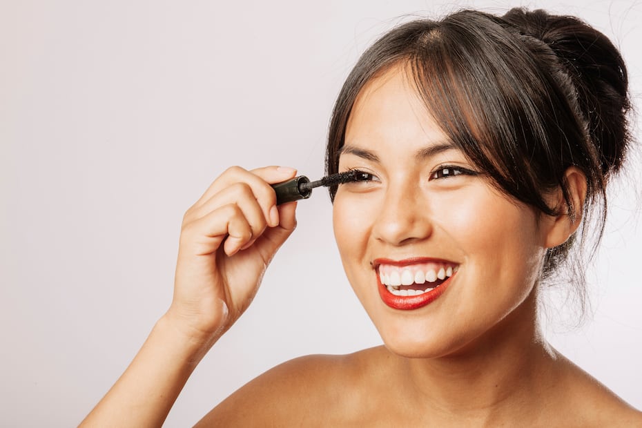 Aplica el maquillaje con toques ligeros en lugar de arrastrar el producto para mejorar su acabado. Foto: Freepik