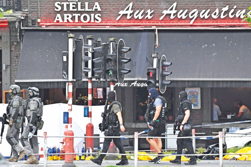 Fuerzas de policía especial belga revisan el área donde se registró ayer un tiroteo, en Lieja. Un sujeto asesinó a dos mujeres policías, a otra persona e hirió a cuatro oficiales (GEERT VANDEN WIJNGAERT. AP)