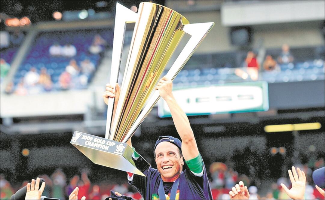 Gerardo Torrado, levantando la Copa Oro en 2009. Foto: EFE