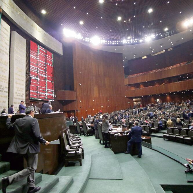 Tras casi ocho horas, la bancada del PRI votó en contra de la creación de la fiscalía general, aunque posteriormente otorgó su voto a favor. Foto: CARLOS MEJÍA. EL UNIVERSAL