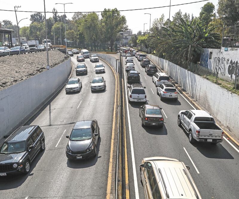 La circulación en las inmediaciones del aeropuerto capitalino es complicada, pues el aforo vehicular es superior a las vías de circulación. Foto: GERMÁN ESPINOSA. EL UNIVERSAL