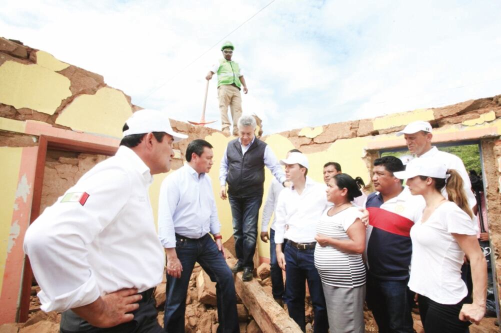El secretario de Gobernación, Miguel Ángel Osorio Chong (segundo de izq. a der.), señaló que hay mil 900 comunidades afectadas en Oaxaca y quizá el número se duplica en Chiapas. (SEGOB)