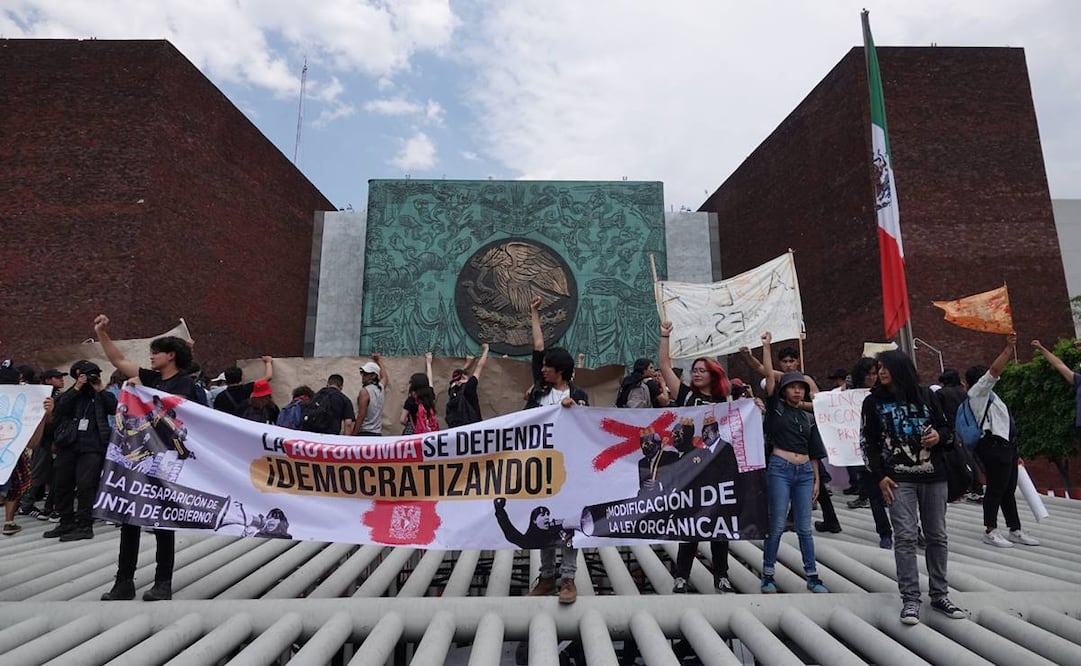 Alumnos de diferentes Facultades, Preparatorias y CCH de la UNAM marcharon para exigir respuesta sobre las becas Elisa Acuña desde el Zócalo capitalino hasta la Cámara de Diputados, en donde la diputada María Clemente García recibió el pliego petitorio.
FOTO: GRACIELA LÓPEZ /CUARTOSCURO.COM