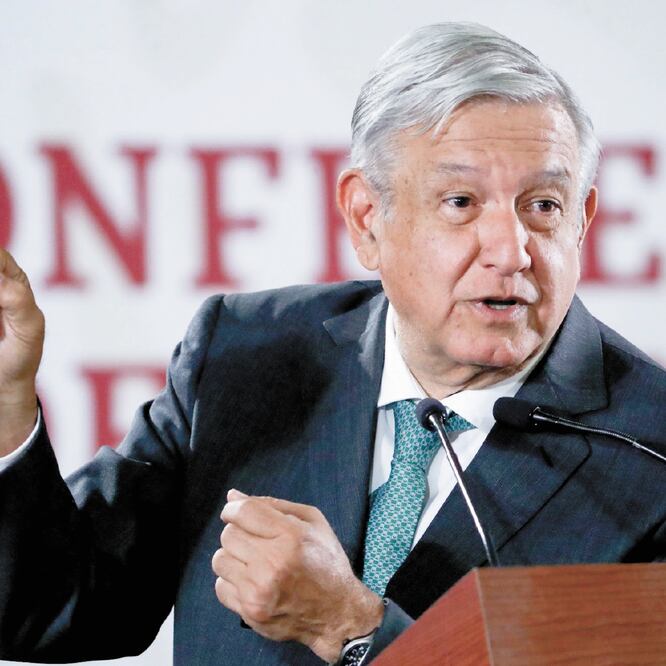 Durante su conferencia de prensa mañanera de ayer el Presidente presumió su credencial del Instituto Nacional para Adultos Mayores (Inapam), la cual brinda descuentos y beneficios a personas mayores de 60 años. DIEGO SIMÓN SÁNCHEZ. EL UNIVERSAL