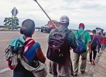 Desplazados indígenas siguen su ruta a Tuxtla Gutiérrez