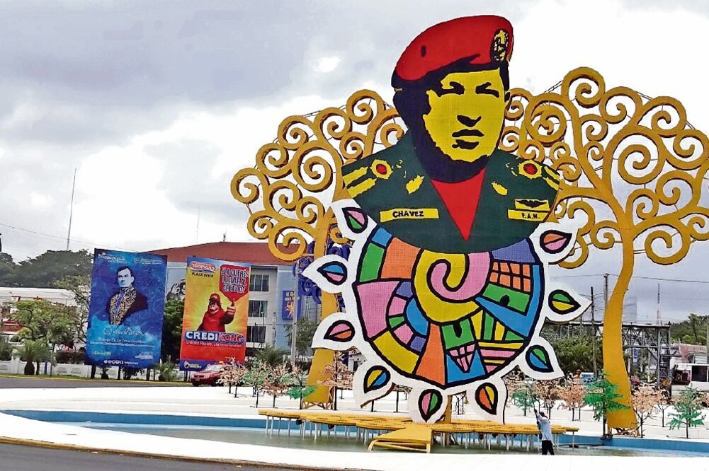 En el centro y al fondo a la izquierda, una efigie de Augusto César Sandino, el líder nacionalista nicaragüense. En primer plano, un mural de Hugo Chávez, el ex presidente venezolano, en una calle en Managua (JOSÉ MELÉNDEZ. EL UNIVERSAL)