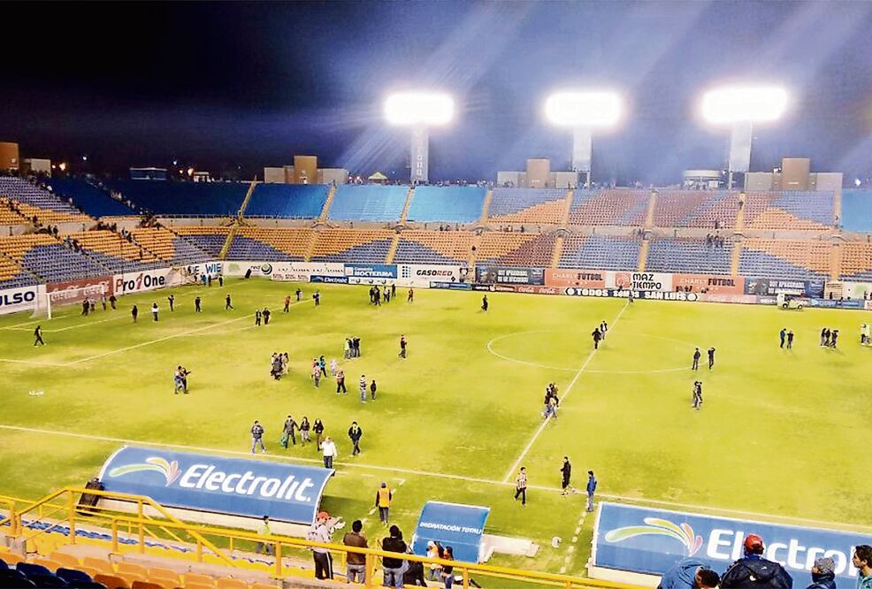 Aficionados del Necaxa ingresaron a la cancha en busca de refugio (TOMADA DE TWITTER)