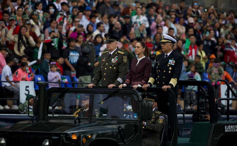 La presidenta Claudia Sheinbaum Pardo encabeza el Pase de Revistas previo al Desfile Cívico Militar por el 215 Aniversario del Grito de Independencia de México. Foto Hugo Salvador / EL UNIVERSAL.