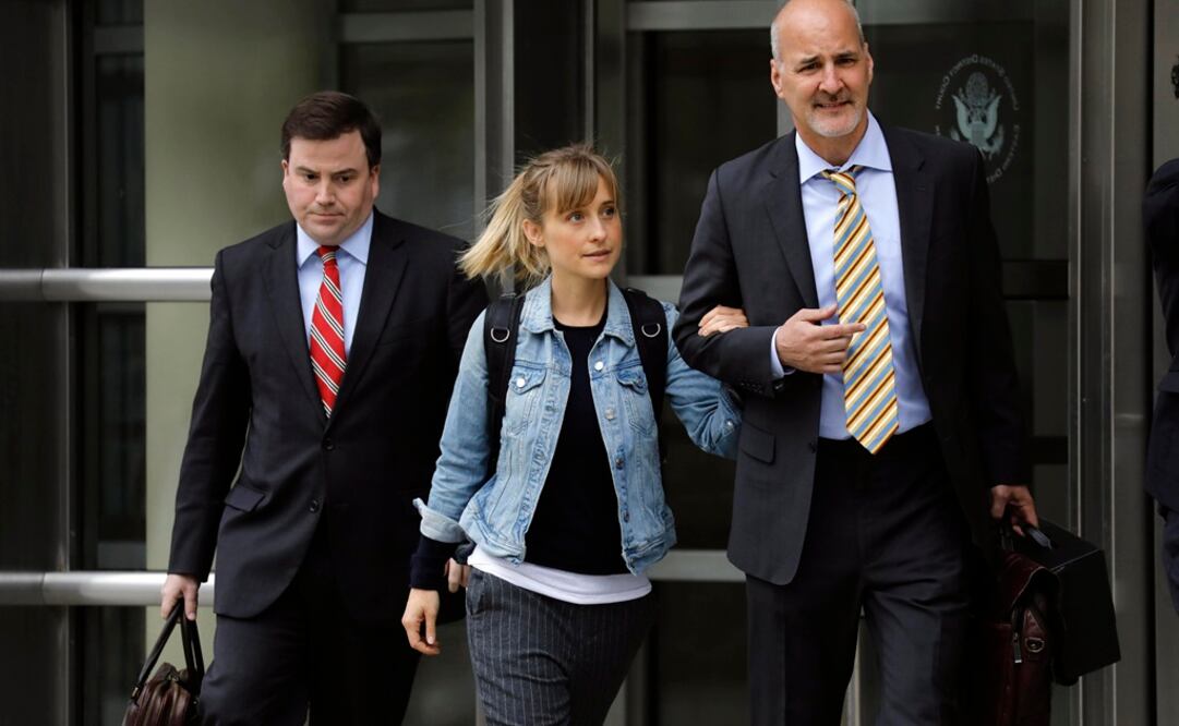 Foto: La actriz Allison Mack abandona el Tribunal Federal. (EFE)