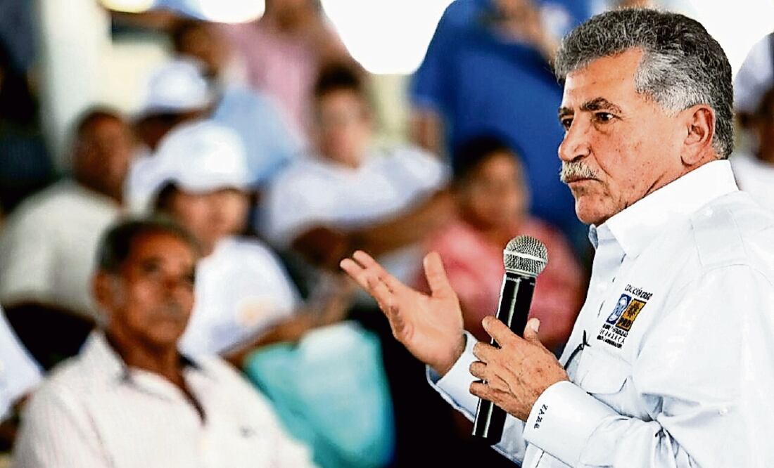 De gira por el Istmo, el abanderado perredista se reunió con decenas de habitantes en la agencia municipal de Matías Romero (ESPECIAL)