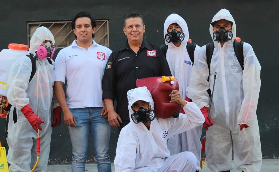 Fernando Avilez Tostado estuvo acompañado de un equipo de profesionales en sanitización y ofreció a los vecinos mayor protección contra el virus SARS-COV2. Foto: Especial
