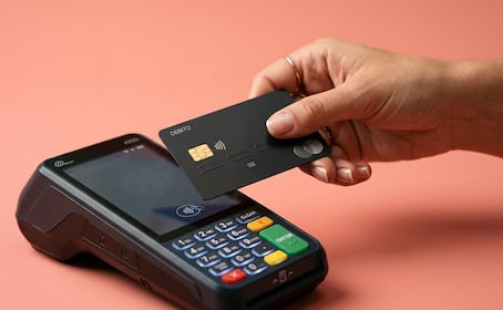 Pagar esto con tarjeta de crédito es un gran error: descubre qué compras evitar