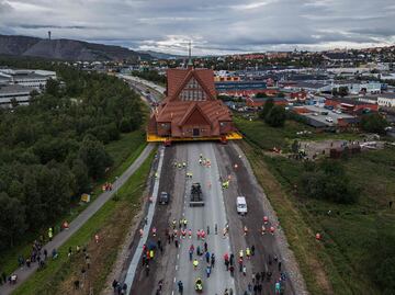 VIDEO: Trasladan histórica iglesia en Suecia para evitar que se hunda por mina de hierro más grande del mundo