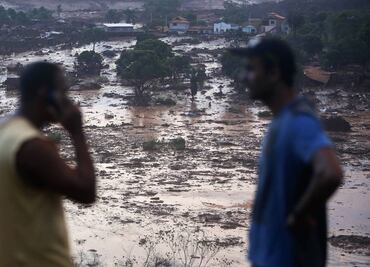 Rescatan a 500 personas tras rotura de presa minera en Brasil