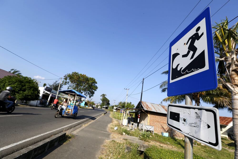 Señales de evacuación en caso de tsunami se han colocado en la carretera de Deah Baro en Banda Aceh (EFE)