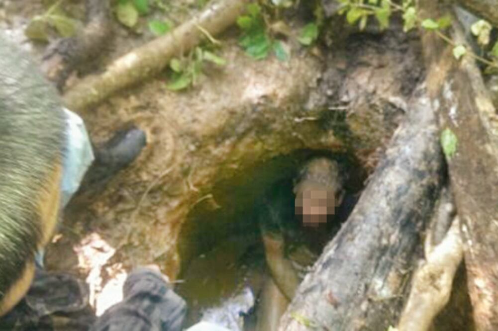 Cuatro elementos de la Policía Municipal de San Pedro Soteapan liberaron al joven que fue metido en un hoyo, ahí estaba sentado sobre un cubo lleno de concreto, con los pies metidos en lodo, por la lluvia (ESPECIAL)