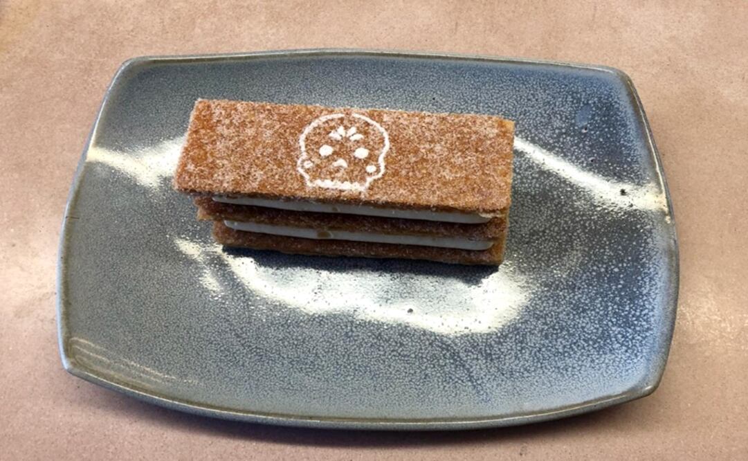This pan de muerto plated dessert is the definition of exquisite and it adds a twist to the classic recipe by incorporating Pâte feuilletée and mandarin