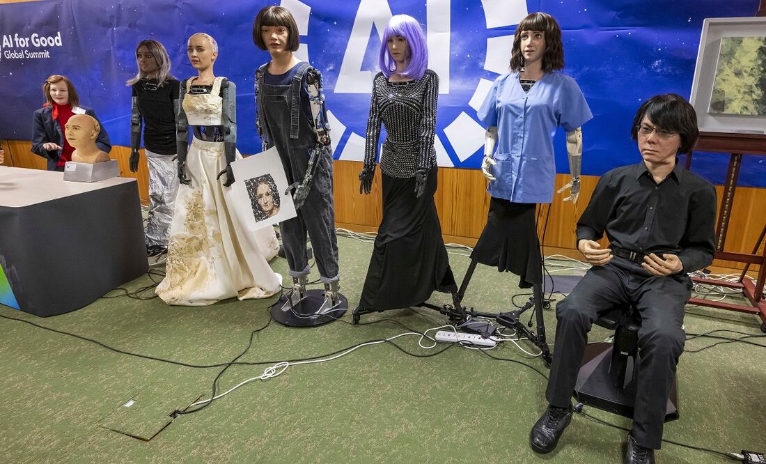 Varios robots humanoides, operados con inteligencia artificial, son presentados durante una conferencia de prensa en Ginebra, Suiza, el viernes 7 de julio de 2023. Foto: AP