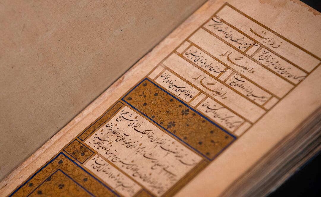 El libro se titula "Diván" y fue escrito por el poeta persa Hafez. Foto: Kenzo TRIBOUILLARD / AFP