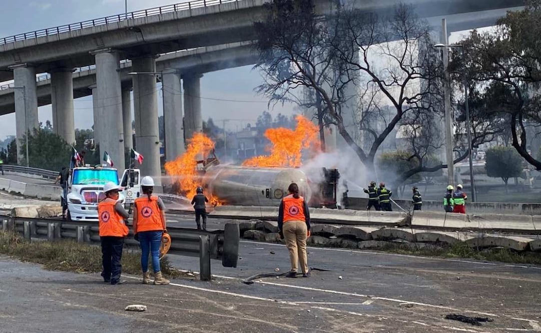 Equipos de emergencia de la CDMX acuden al Puente de la Concordia, para atender el incendio derivado de una explosión de una pipa de gas.
Foto: Valente Rosas (10/09/25)