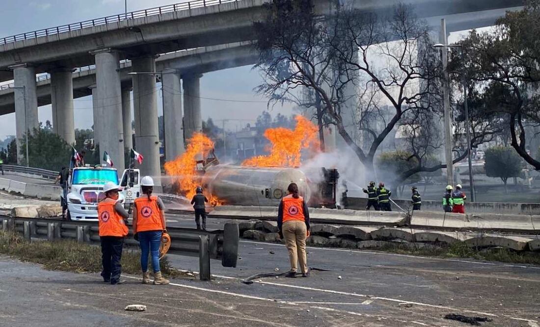 Equipos de emergencia de la CDMX acuden al Puente de la Concordia, para atender el incendio derivado de una explosión de una pipa de gas.
Foto: Valente Rosas (10/09/25)