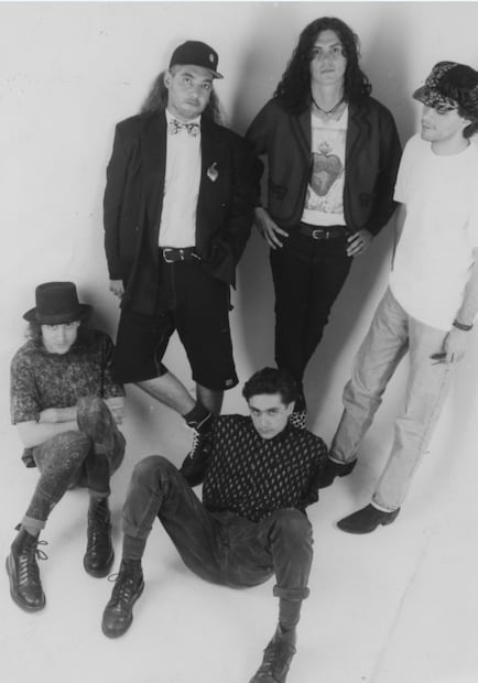 Caifanes, en una temporada, estuvo integrado por Alejandro Marcovich (guitarra), Sabo Romo (bajo), Saúl Hernádnez (voz), Diego Herrera (teclado y saxofón) y Alfonso André (batería).
Foto: Especial