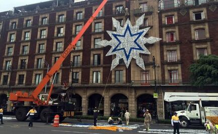 Colocan adornos navideños en el Zócalo