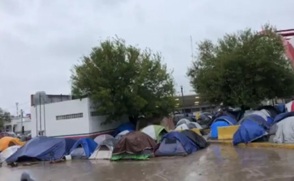 Pese al frío, migrantes se niegan a ocupar albergues en Tamaulipas