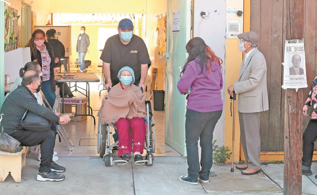 En Iztapalapa se observó una gran participación de adultos mayores, quienes acudieron a la consulta con ayuda de familiares. Foto: Juan Boites/ EL UNIVERSAL.