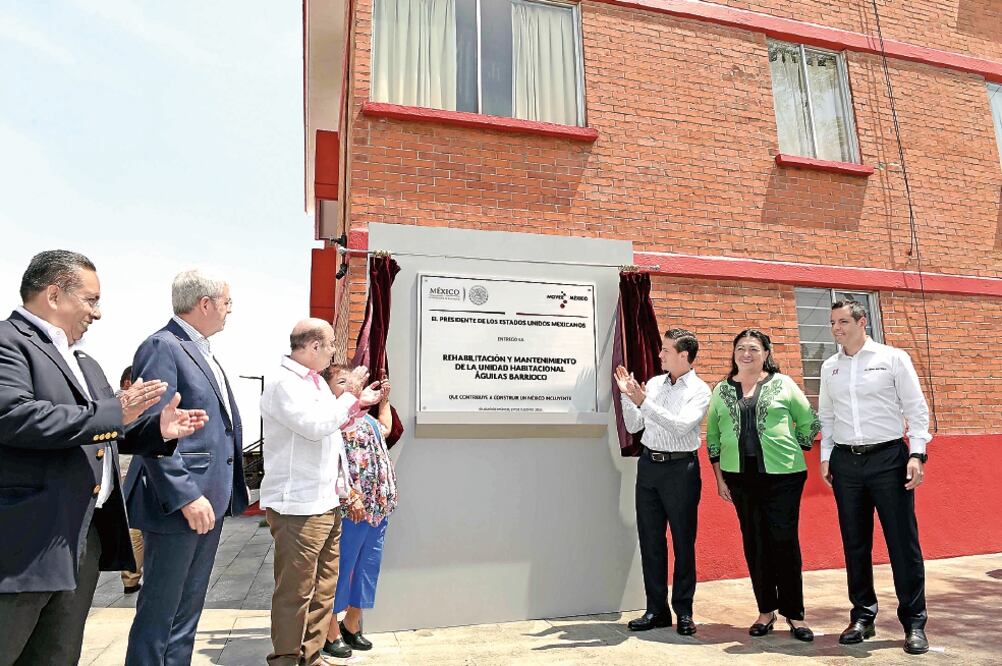 El presidente Enrique Peña Nieto entregó el remozamiento de 10 conjuntos en la Unidad Habitacional Águilas Barrioco. Lo acompañó Jesús Murillo, de la Sedatu (ESPECIAL)