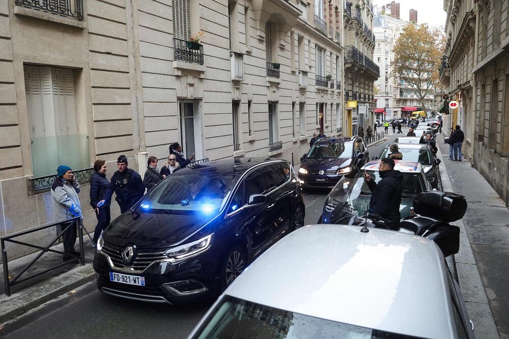 El convoy de vehículos que transportó al expresidente francés Sarkozy a
su domicilio tras salir de la prisión de La Santé, en París. FOTO: Geoffroy Van Der Hasselt / AFP