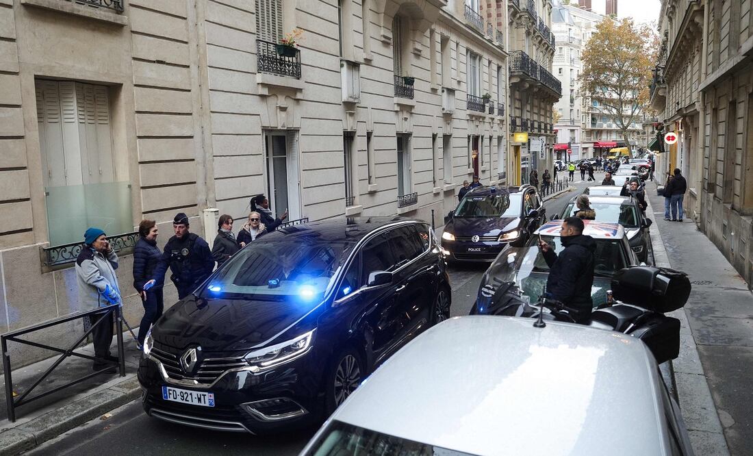El auto que transporta a Nicolas Sarkozy, a su llegada a la casa del expresidente francés, tras abandonar la prisión La Sante Prison, en Paris. FOTO: GEOFFROY VAN DER HASSELT. AFP