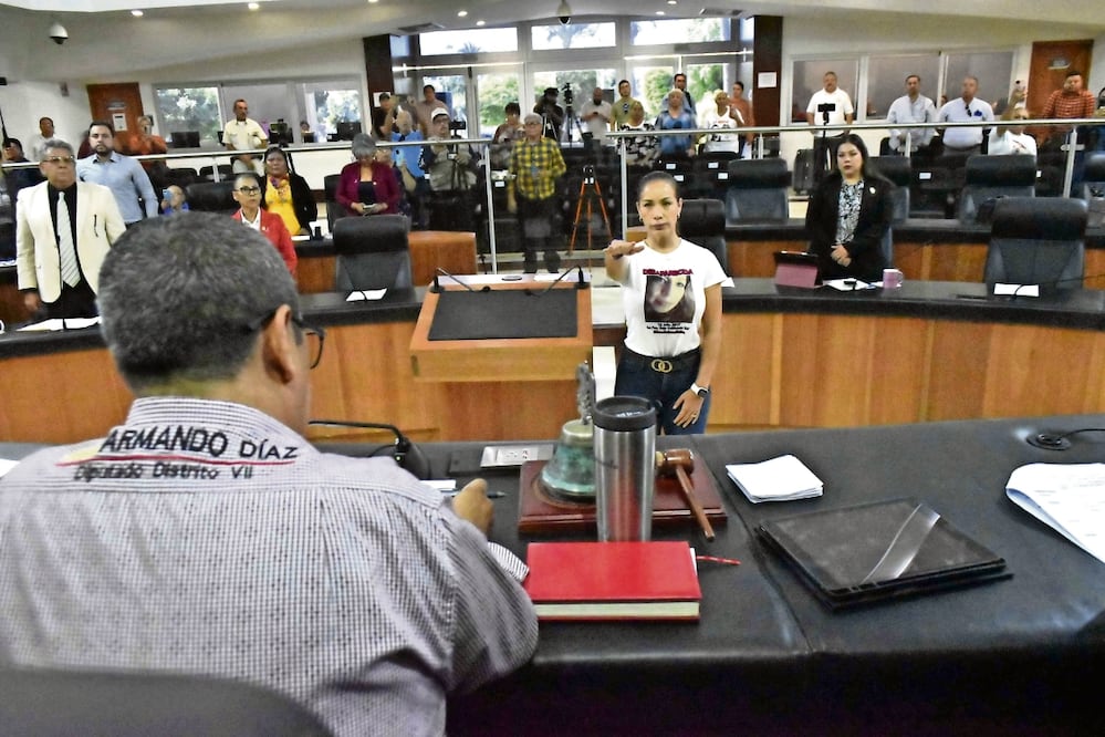 Sólo Iris Manríquez pudo rendir protesta el martes pasado, ya que los diputados dejaron la sesión porque tenían “agenda fuera de la ciudad”. Foto: Especial