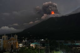 Declaran alerta roja en Guatemala por erupción del volcán de Fuego; "salimos corriendo con miedo"