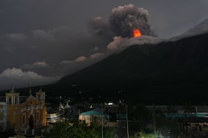 Declaran alerta roja en Guatemala por erupción del volcán de Fuego; "salimos corriendo con miedo"