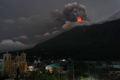 VIDEO: Declaran alerta roja en Guatemala por erupción del volcán de Fuego; "salimos corriendo con miedo"
