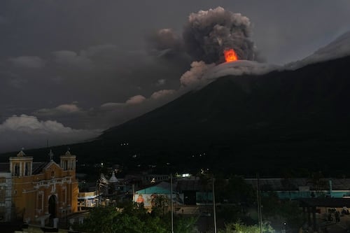 VIDEO: Declaran alerta roja en Guatemala por erupción del volcán de Fuego; "salimos corriendo con miedo"