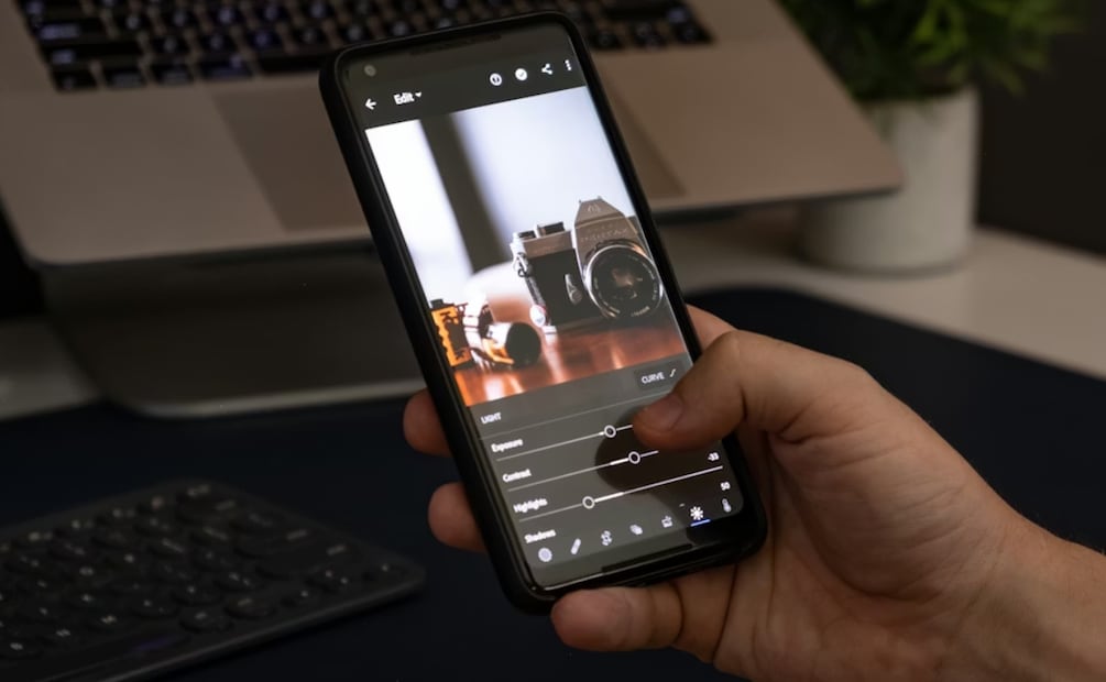 Editar videos se ha convertido en una actividad escolar y laboral necesaria. Foto: Unsplash